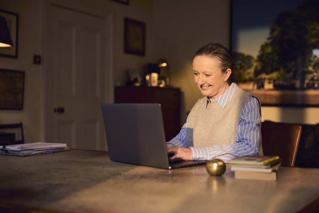 Woman working from home with ultra fast speed from Voneus Broadband.
